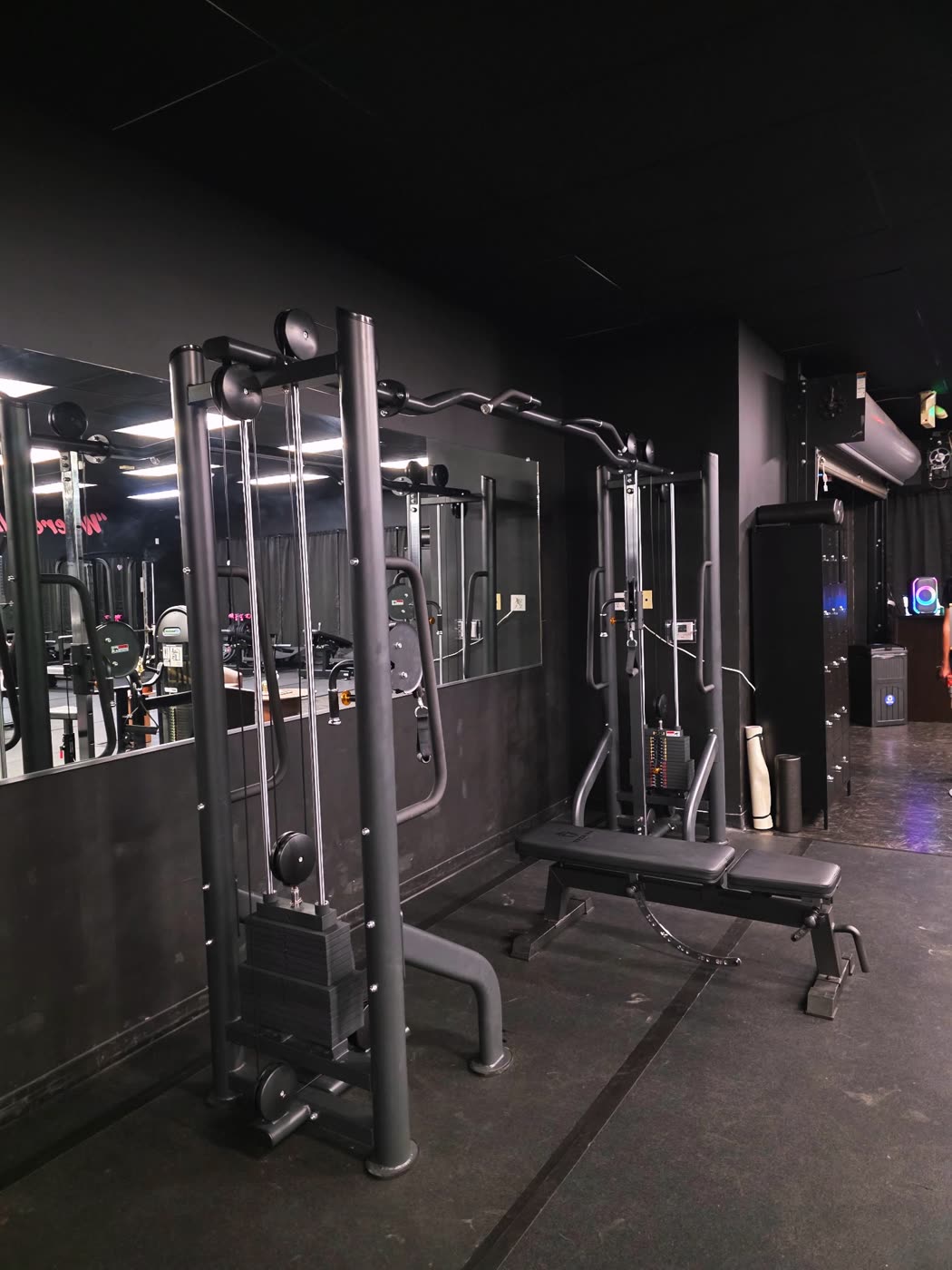 Cable crossover station with an adjustable bench